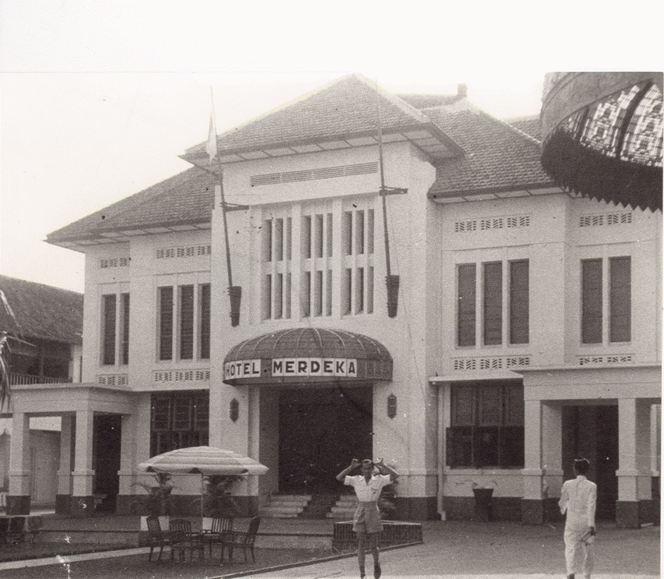 Keadaan dari depan Hotel Merdeka (sekarang berubah menjadi Hotel Phonix ) Yogyakarta